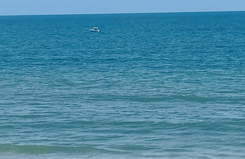 Garden City Condo | 2-bedroom ocean front garden city pier ! Enjoy the waves - linens included !