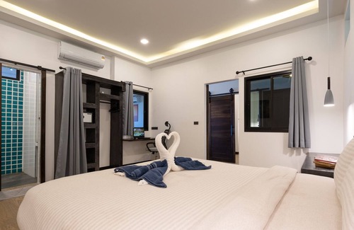 Ko Lanta Apartment | 2 Bedroom penthouse apt. in Long Beach with Seaview