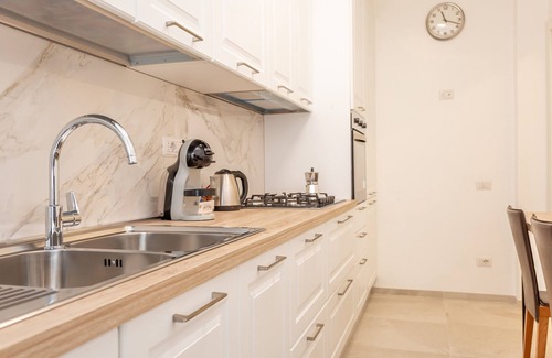 Aurelio Apartment | 2-Bedroom Retreat near Metro & Parks