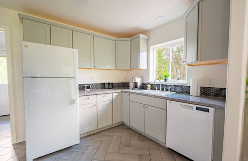 Dorena House | 2 bedroom Riverfront Home, 5 mins from the lake!