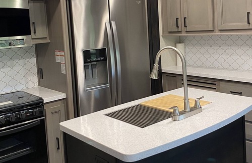 Iowa Colony House | 2 Bedroom RV With Access to Farmhouse Gameroom