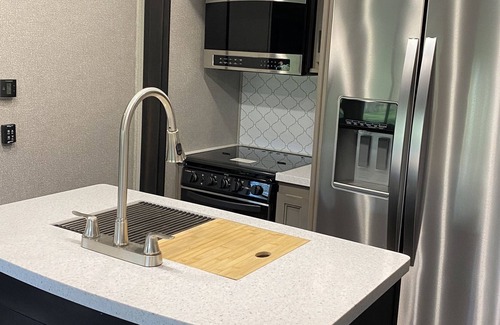 Iowa Colony House | 2 Bedroom RV With Access to Farmhouse Gameroom