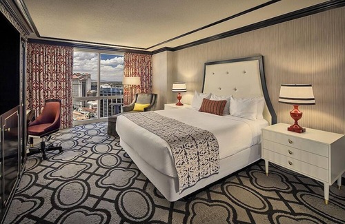 Las Vegas Hotel | 2-Bedroom Suite at a 4⭐️ Hotel