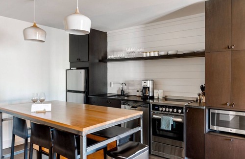 Rutledge Hill Hotel | 2 Bedroom Suite: Downtown Nashville, Full Kitchen & Living Room