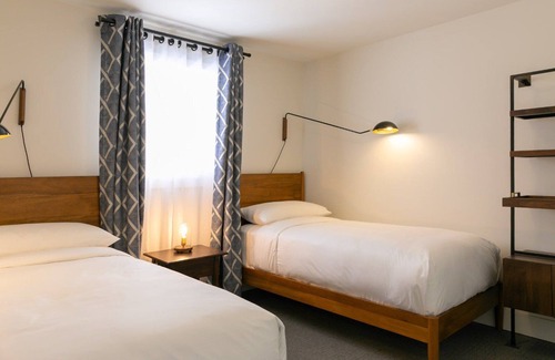 Rutledge Hill Hotel | 2 Bedroom Suite: Downtown Nashville, Full Kitchen & Living Room