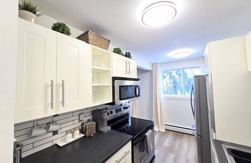 North Central Edmonton Apartment | 2 Bedroom Suite Downtown w/Parking
