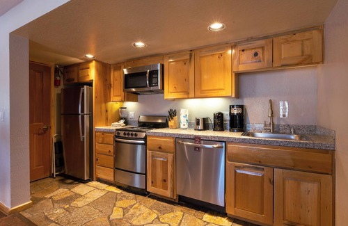 Olympic Valley Hotel | 2 Bedroom Suite | Outdoor Spa Tub | Full Kitchen | Free Parking!