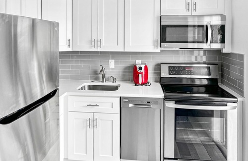 Harbor Village Apartment | 2 Bedroom Tropical & Cozy Home Near Beach: Private, Yard, Parking