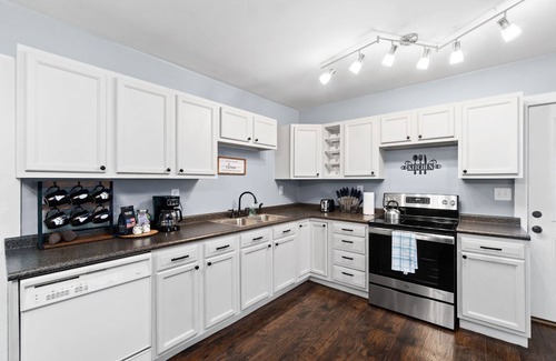 Clarksville House | 2 Bedroom with Office Space Close to Downtown