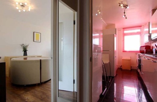 Maida Vale Apartment | 2 Bedrooms Sleeps Up To 6 Guests, Great Base To Explore London, Close To Metro