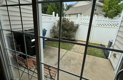 Belmont House | 2 beds 3 baths home with fenced yard. Great location!