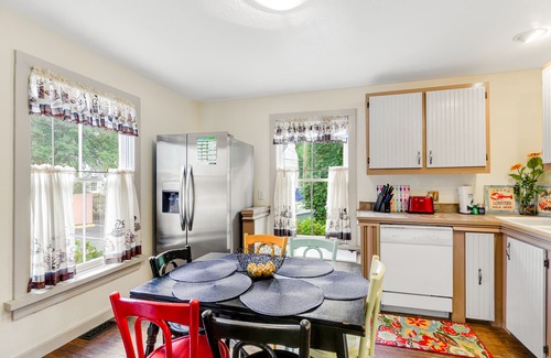 Beach Institute Cottage | 2 BR 2 BA Historic Cottage with free wifi, deck and dogs ok!