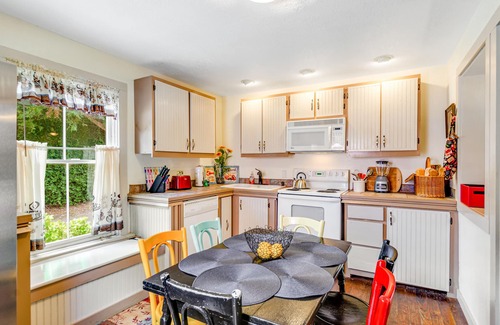 Beach Institute Cottage | 2 BR 2 BA Historic Cottage with free wifi, deck and dogs ok!