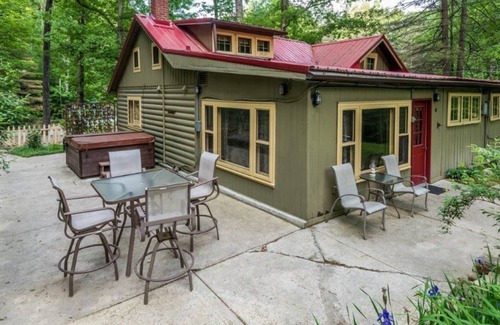 Helmsburg Cabin | 2 BR, 2 BA Log Cabin