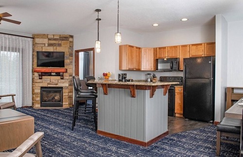 Lake Delton Resort | 2 BR Dlx -8 FREE Wilderness Water Park Passes per night Included! 25% Deposit!