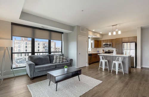 Downtown Des Moines Apartment | 2 BR Dwntwn Apt with Hot Tub