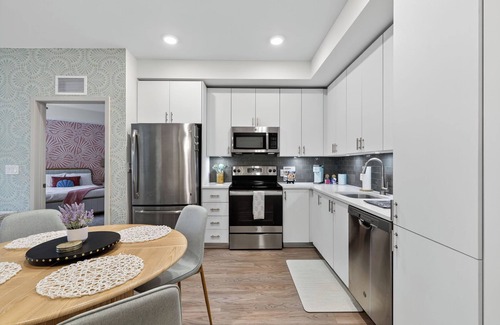 Downtown Jacksonville Apartment | 2 BR suite w/game room and amenities