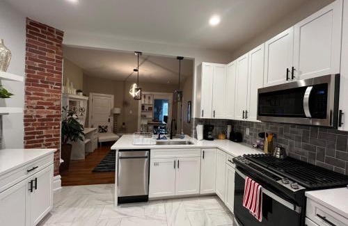 University District Apartment | 2 BR Totally Renovated and Chic