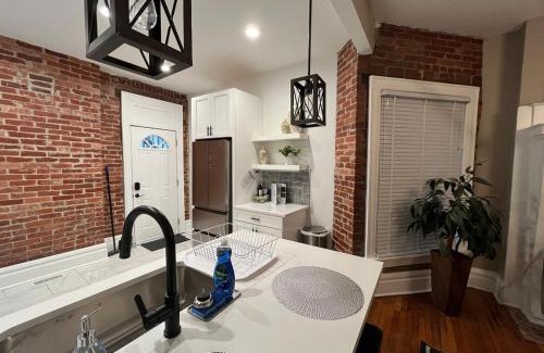 University District Apartment | 2 BR Totally Renovated and Chic