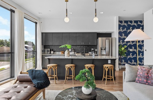 Melrose Condo | 2 Condos-8 Min to Broadway-Balcony-5 King Beds