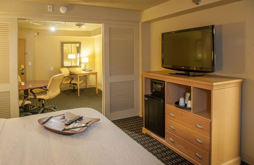 Northeast Pensacola Hotel | 2 Connecting Suites at a Hotel