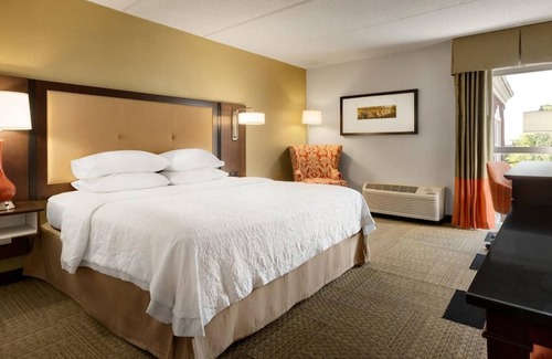 The Vista House | 2 Connecting Suites with Two Beds and One Sofabed at a Full Service Hotel by Suiteness