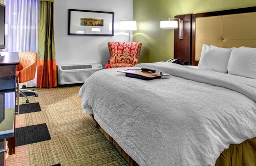 The Vista House | 2 Connecting Suites with Two Beds and One Sofabed at a Full Service Hotel by Suiteness