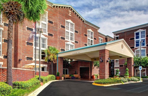 The Vista House | 2 Connecting Suites with Two Beds and One Sofabed at a Full Service Hotel by Suiteness