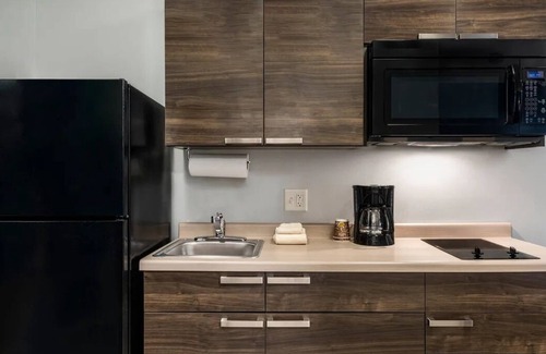 Westgate Hotel | 2 Convenient Rooms w/Kitchen & Outdoor Grill Close to Shopping & Coffee Shops