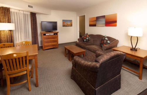 Las Colinas Resort | 2 Home-like Suites w/Full Kitchen! Pool, Parking! Near Museum of Biblical Art!