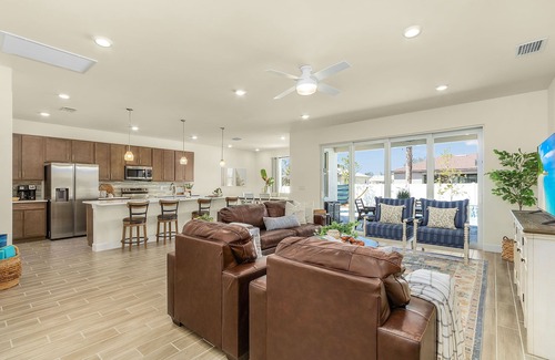 Trafalgar House | 2 King Beds - Outdoor Kitchen - Waterfall Pool - New & Modern - Private Yard