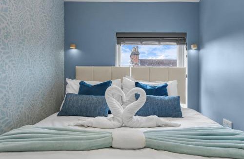 Bedford Apartment | 2 King or 4 Single Beds Workspace Walk to Bedford Station Parking Wi-Fi