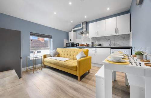 Bedford Apartment | 2 King or 4 Single Beds Workspace Walk to Bedford Station Parking Wi-Fi