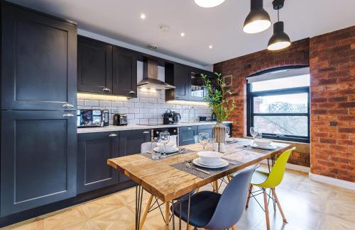 Leeds City Center Apartment | 2 King Size Beds in Manhattan styled Oversize Apartment