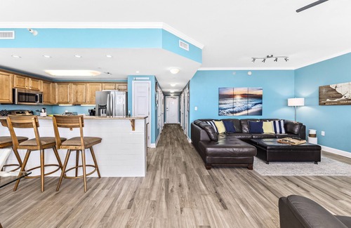 Gulf Shores Condo | 2 KING SUITES, PENTHOUSE LEVEL, 28' WALL OF WINDOWS, BEACH VIEW & 5-STAR REVIEWS