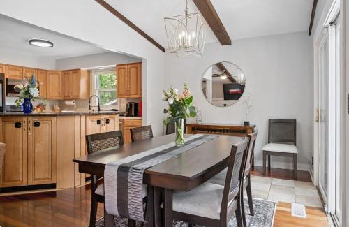 Mounds View House | 2 Kings 2 Queens, comfy, big fenced yard