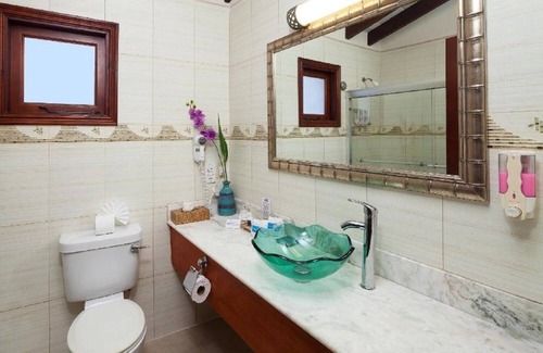 Maynards Hotel | 2 Large Units with Kitchenettes! FREE Parking! Short Drive to Mahogany Bay!