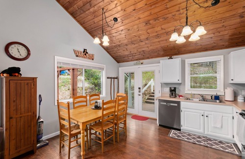 Maggie Valley House | 2 Master Suites - Hot Tub - Porch - Fire Pit - Wi-Fi - Clean - Cozy - 5 Stars!