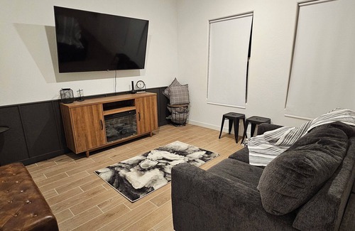 Hanford House | 2 Master Suites/Spacious 5-bedroom house with AC, WiFi in enchanting Hanford