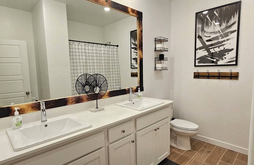 Hanford House | 2 Master Suites/Spacious 5-bedroom house with AC, WiFi in enchanting Hanford