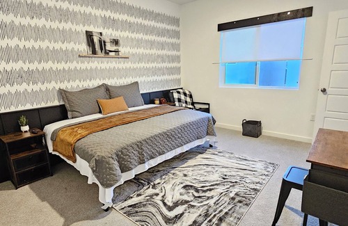Hanford House | 2 Master Suites/Spacious 5-bedroom house with AC, WiFi in enchanting Hanford