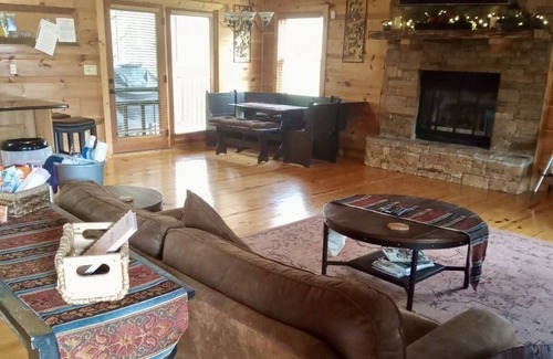 Spencer Cabin | 2 Master Suites w/ensuite baths-Minutes to FCF Park-in gated peaceful community