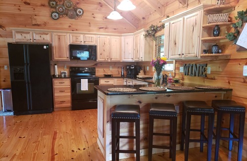 Spencer Cabin | 2 Master Suites w/ensuite baths-Minutes to FCF Park-in gated peaceful community
