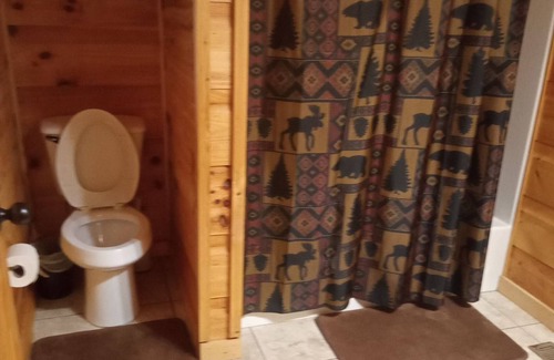 Spencer Cabin | 2 Master Suites w/ensuite baths-Minutes to FCF Park-in gated peaceful community