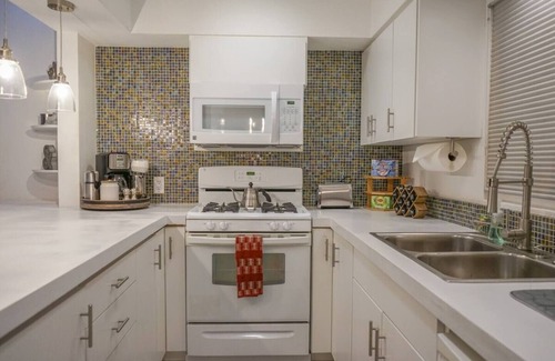 Indio House | 2 mi from Festivals, 2 Cozy King Beds, Wifi, Full Kitchen & Washer/Dryer!