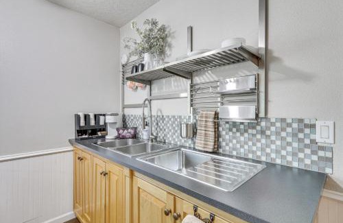 Forest Grove Apartment | 2 Mi to Dtwn Forest Grove Quiet Studio with Yard