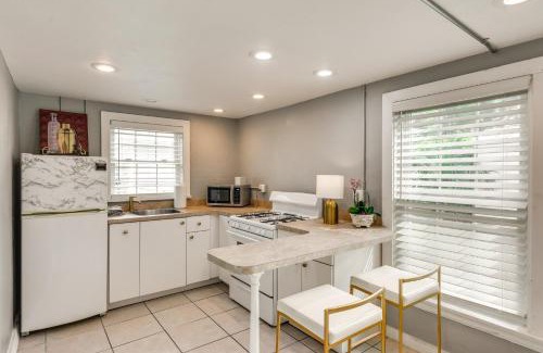 East Hill Apartment | 2 Mi to Dtwn Pensacola Dog-Friendly Apartment
