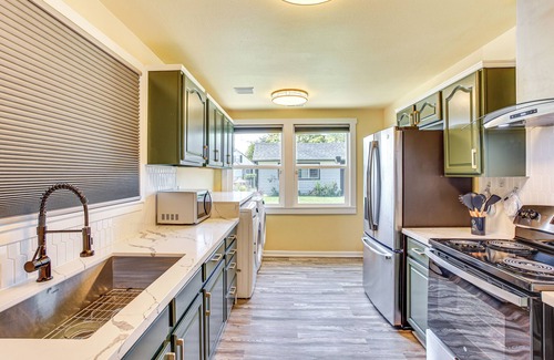 Hilltop House | 2 Mi to Dtwn Tacoma: Charming Home w/Deck & Yard!