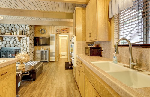 Arrowhead Villas Cabin | 2 Mi to Lake Arrowhead: Pet-Friendly Cabin