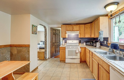 Muskegon House | 2 Mi to Michigan's Adventure: Family Home w/Patio